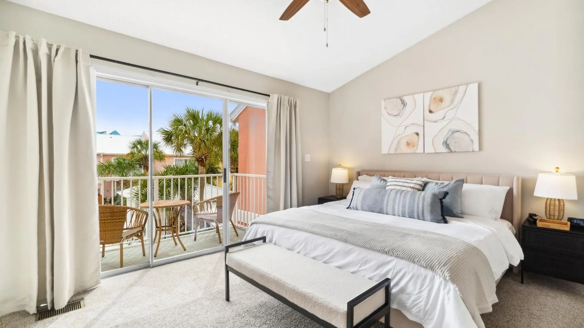 Luxury Miramar Getaway ! 5-min Walk To ! Private Pool ! Dedicated Parking ! Dog Friendly ! 1gb Wifi ! Mins To Shopping Holiday home