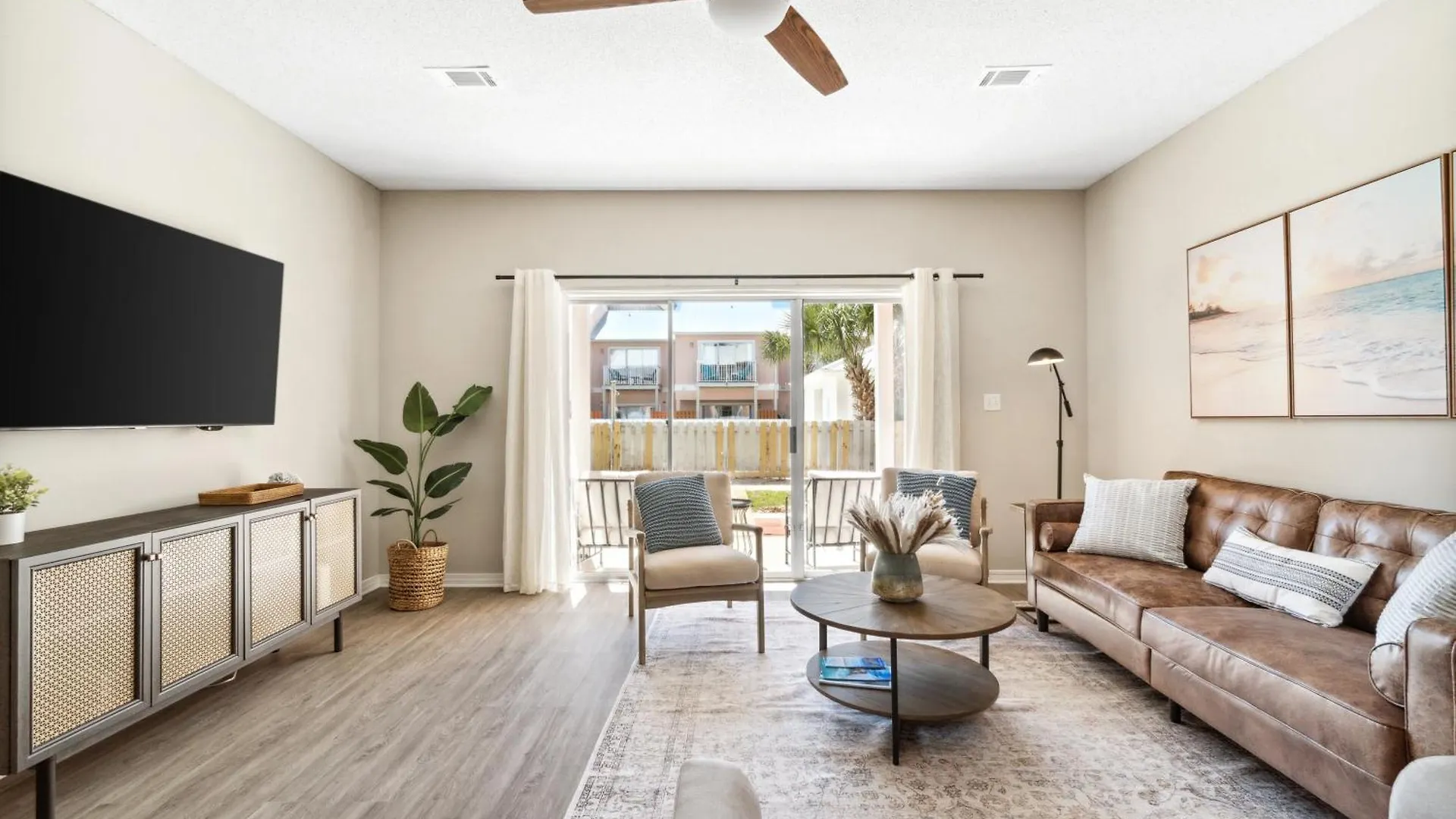 Luxury Miramar Getaway ! 5-min Walk To ! Private Pool ! Dedicated Parking ! Dog Friendly ! 1gb Wifi ! Mins To Shopping *