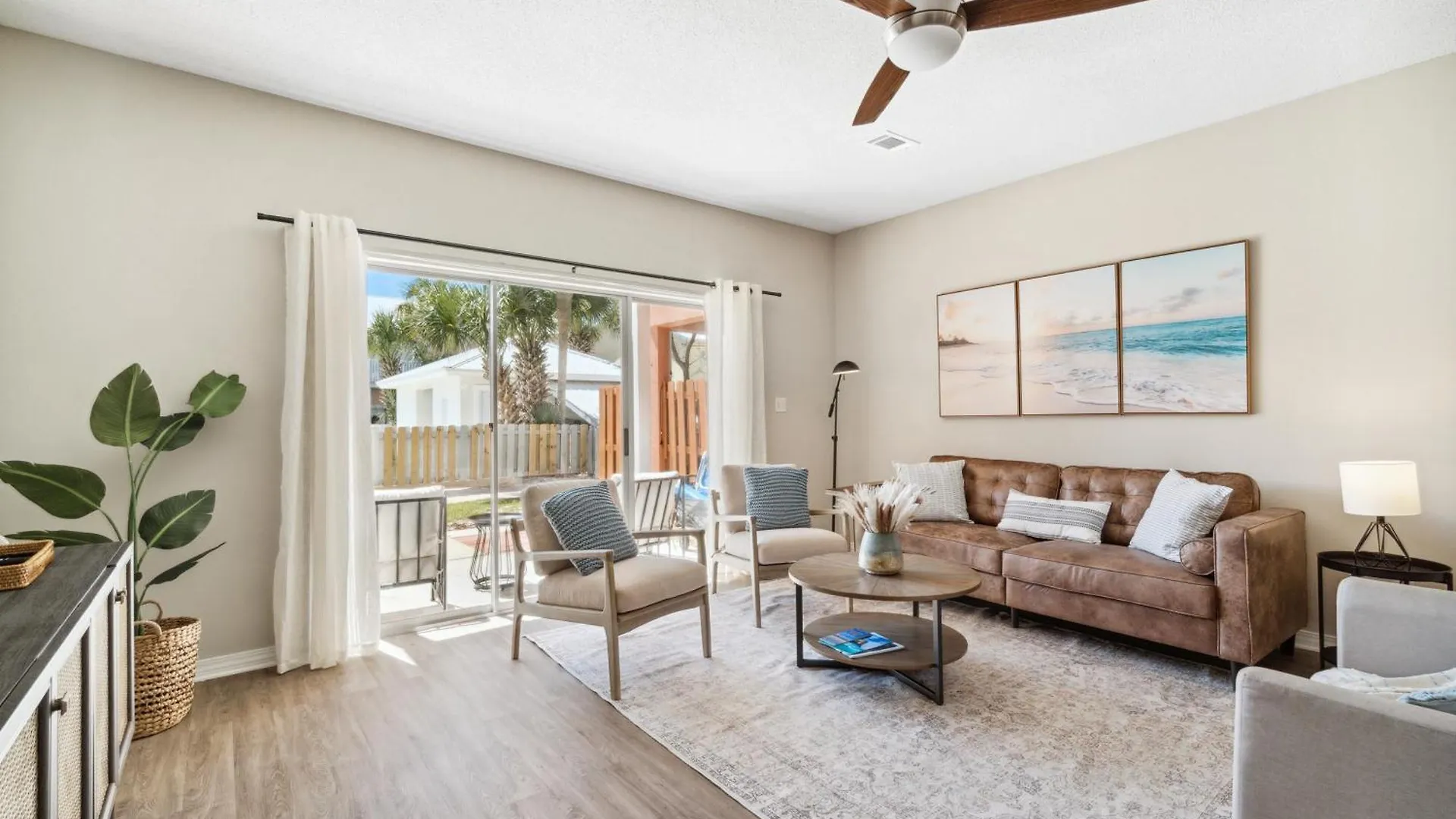 Luxury Miramar Getaway ! 5-min Walk To ! Private Pool ! Dedicated Parking ! Dog Friendly ! 1gb Wifi ! Mins To Shopping *
