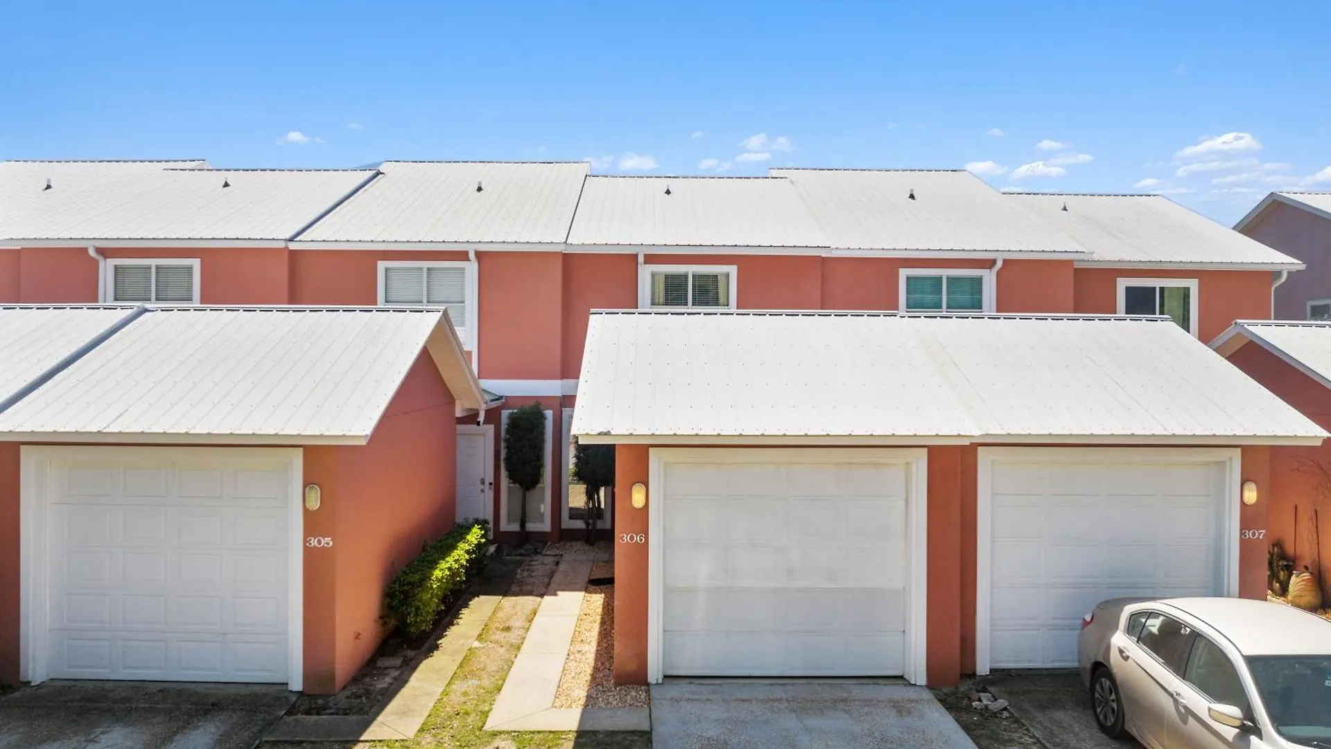 Luxury Miramar Getaway ! 5-min Walk To ! Private Pool ! Dedicated Parking ! Dog Friendly ! 1gb Wifi ! Mins To Shopping *