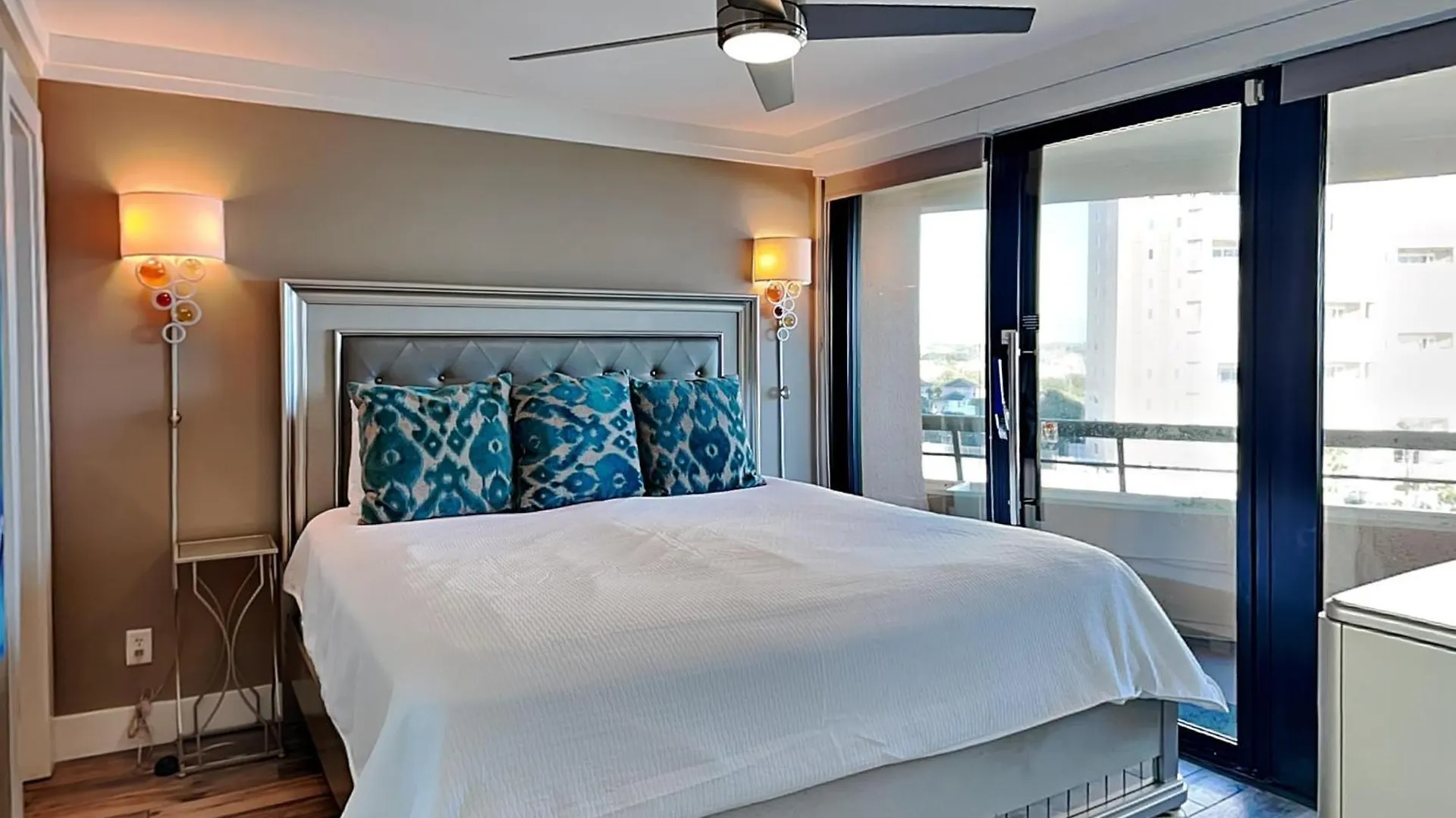 Edgewater 810 Apartment