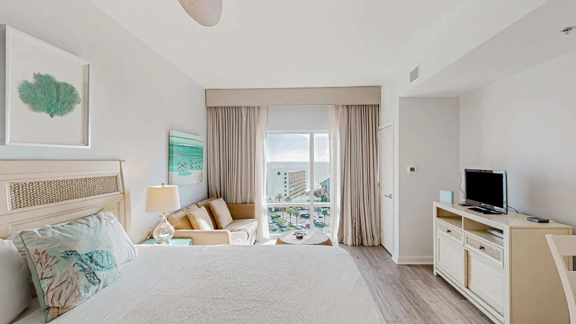 Hotel Luau 6834