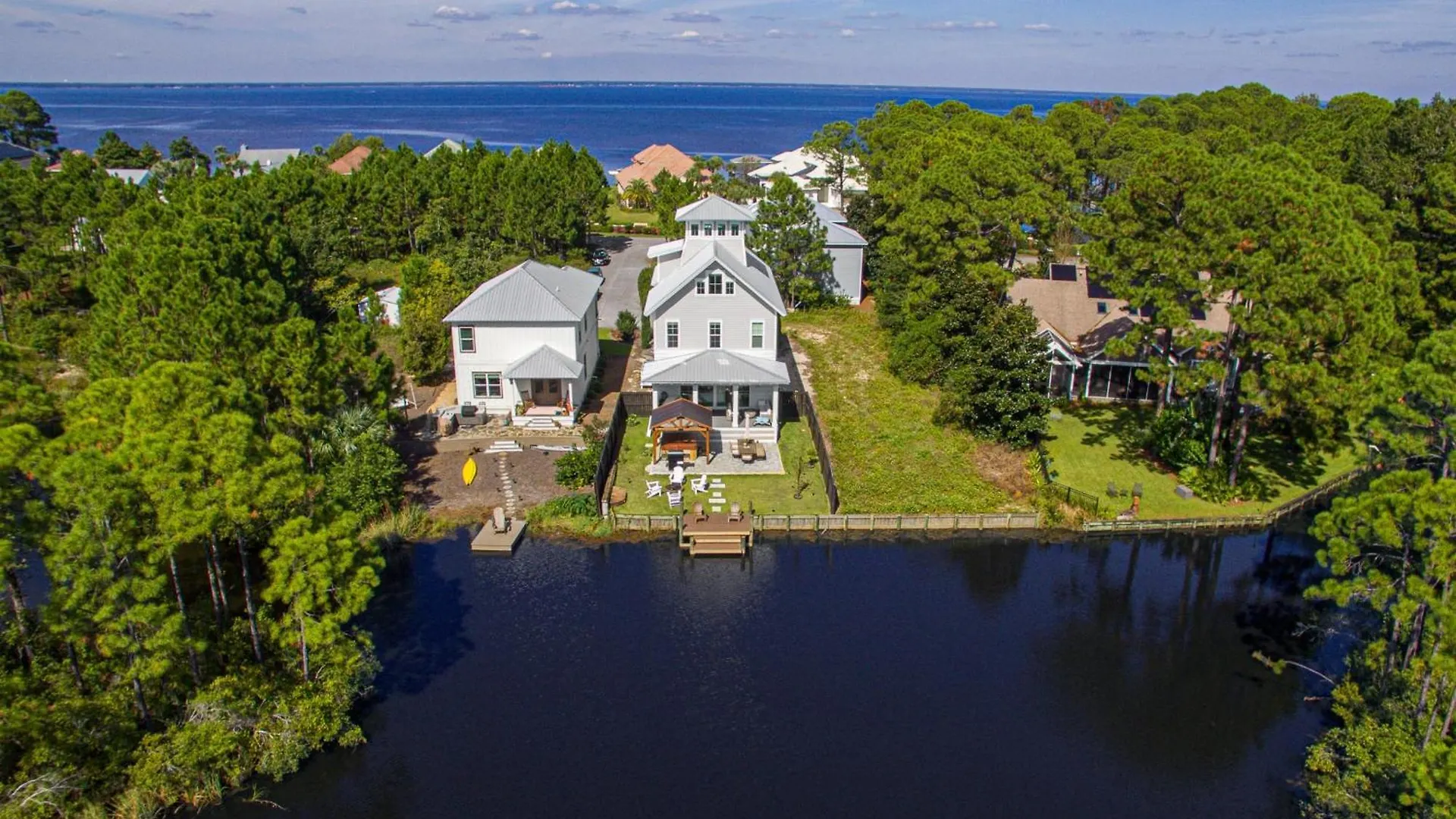 Holiday home Edgewater By Avantstay Gorgeous Character Lakefront W Private Dock