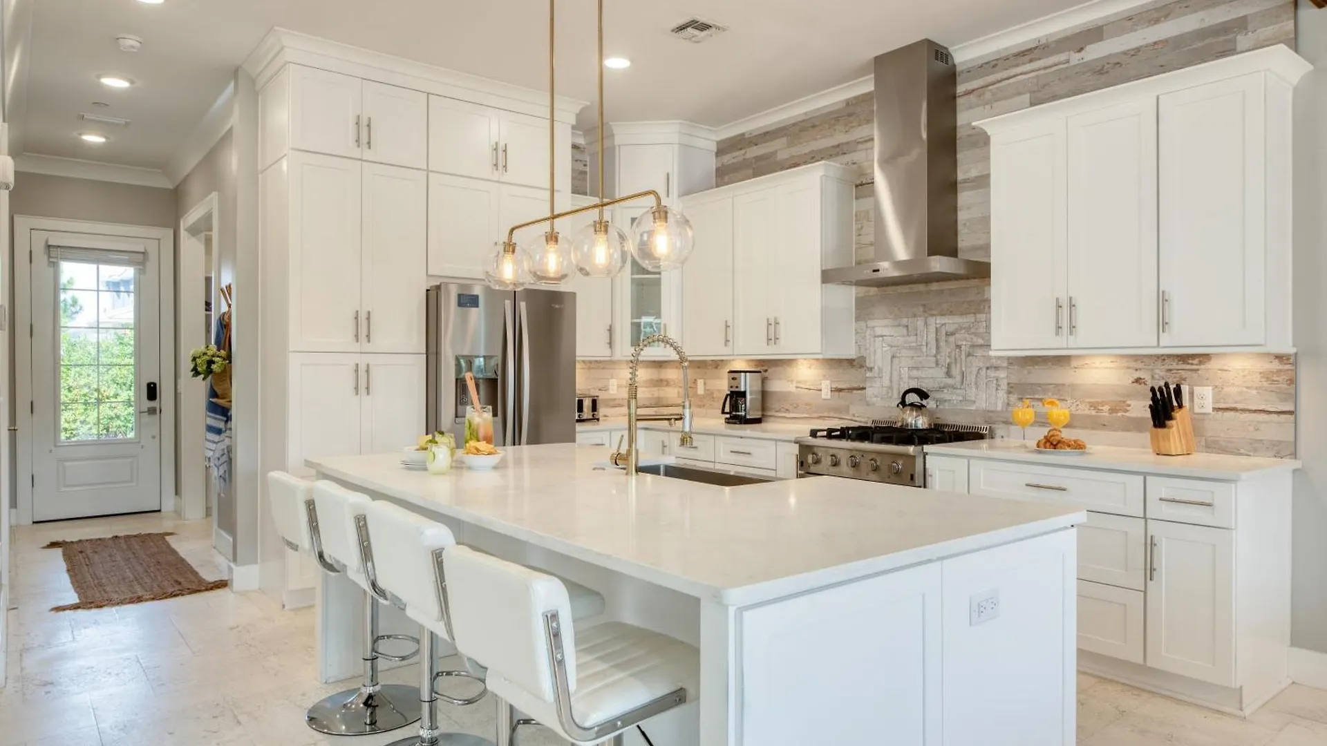 Edgewater By Avantstay Gorgeous Character Lakefront W Private Dock