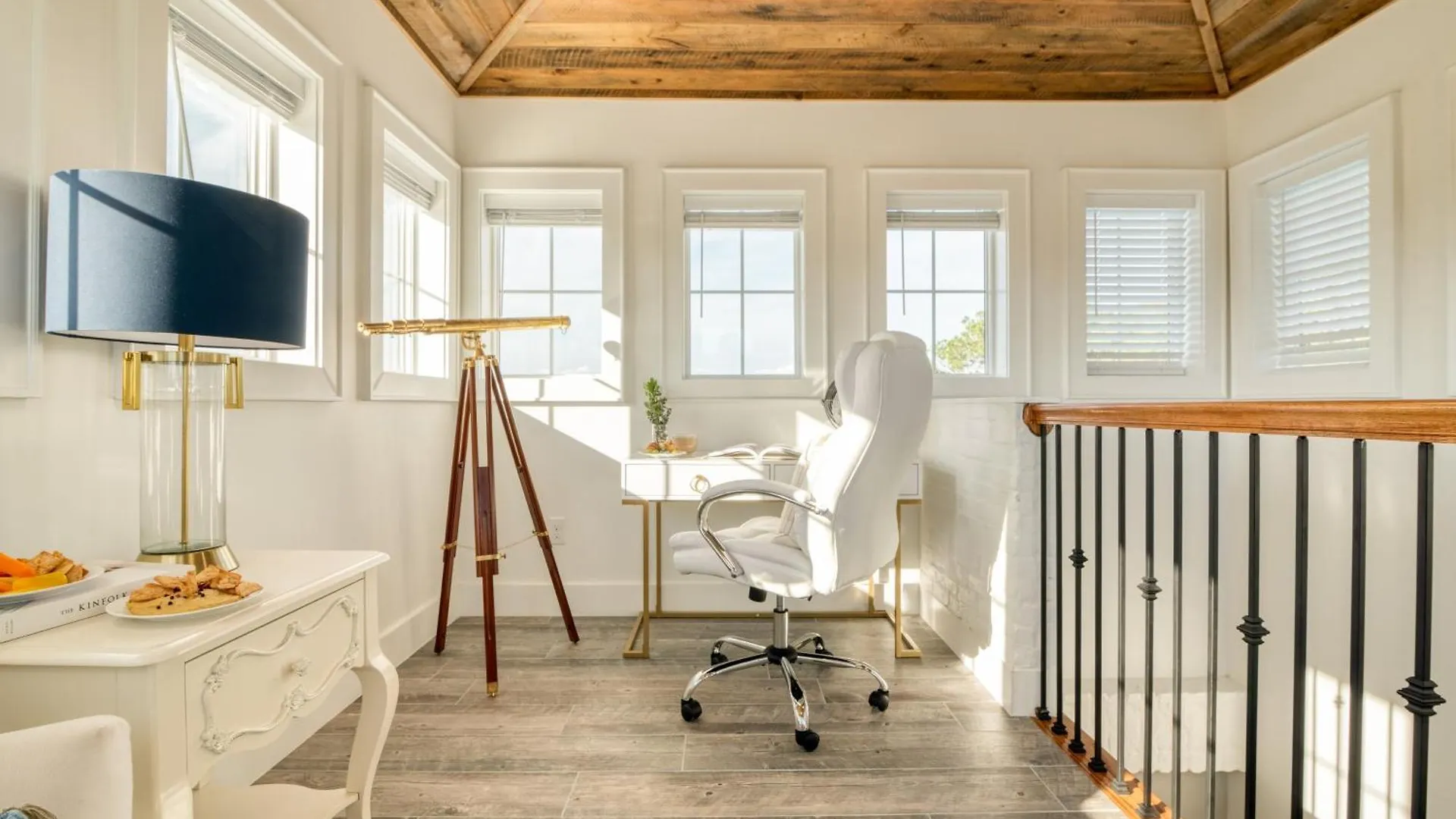 Edgewater By Avantstay Gorgeous Character Lakefront W Private Dock Destin