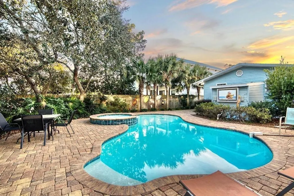Holiday home Zula Life House: Spacious Beachside Retreat With Pool And Pet-friendly Yard