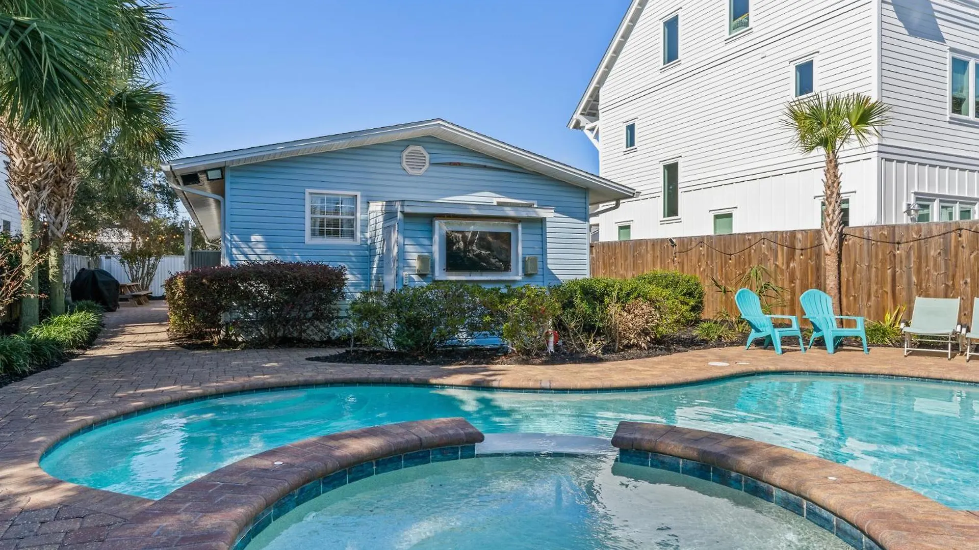 Zula Life House: Spacious Beachside Retreat With Pool And Pet-friendly Yard Holiday home *