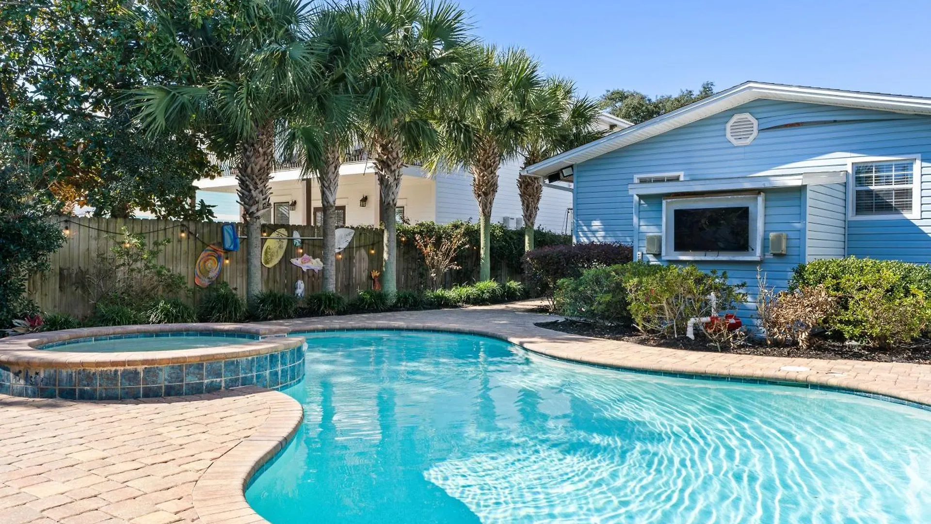 Zula Life House: Spacious Beachside Retreat With Pool And Pet-friendly Yard Holiday home *