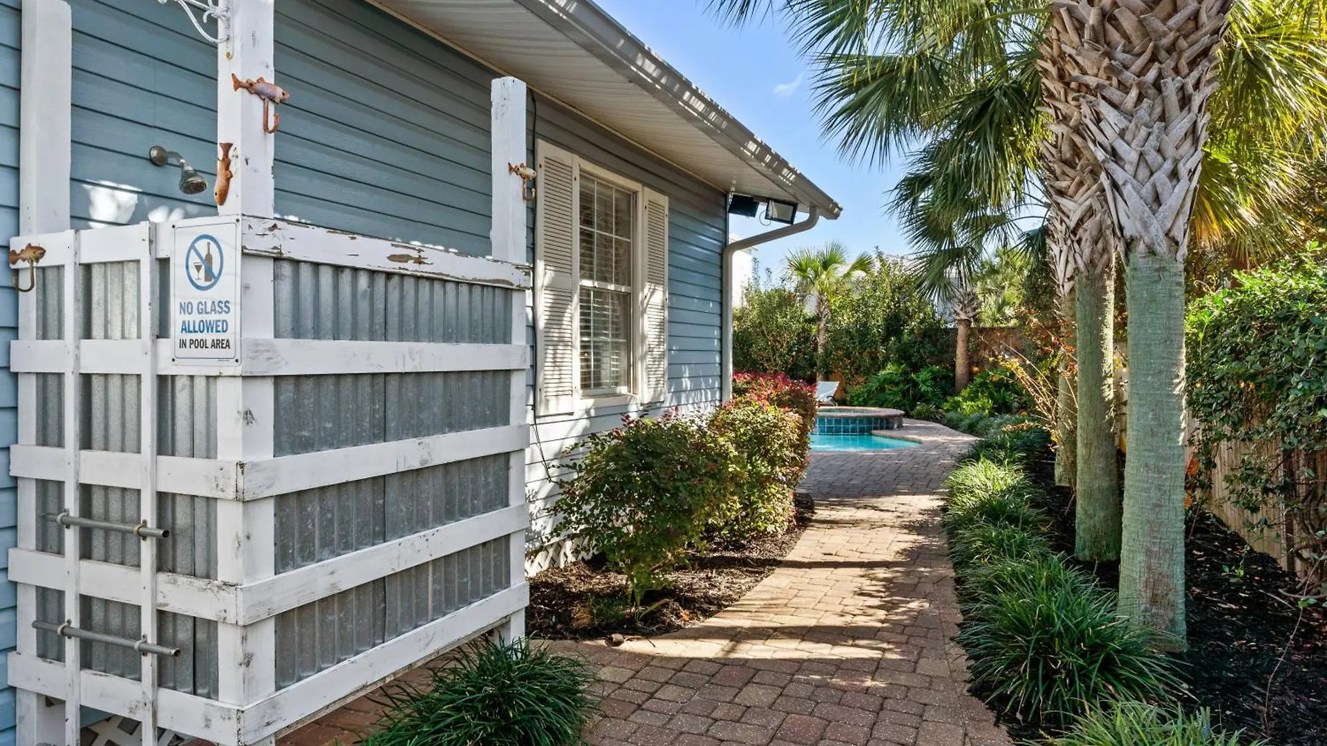 Zula Life House: Spacious Beachside Retreat With Pool And Pet-friendly Yard Holiday home *