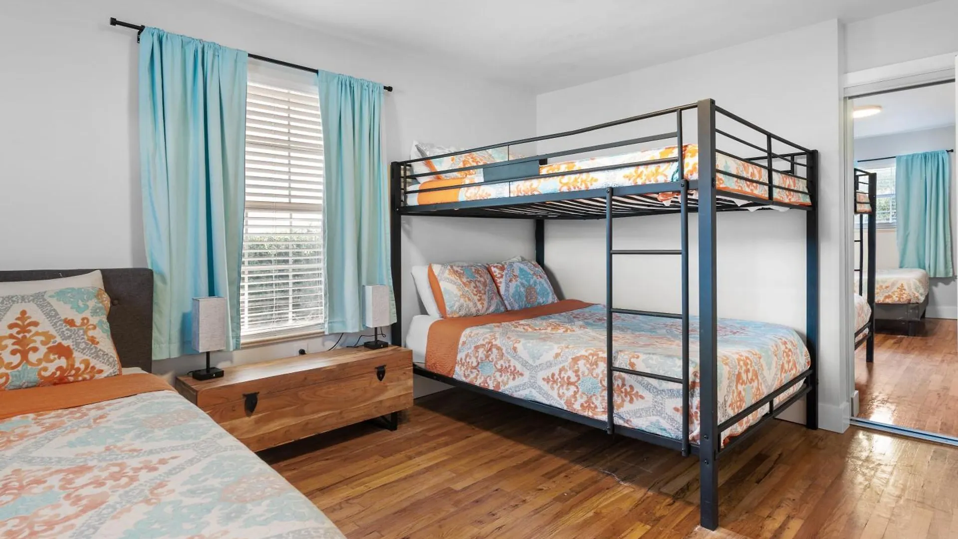 Holiday home Zula Life House: Spacious Beachside Retreat With Pool And Pet-friendly Yard