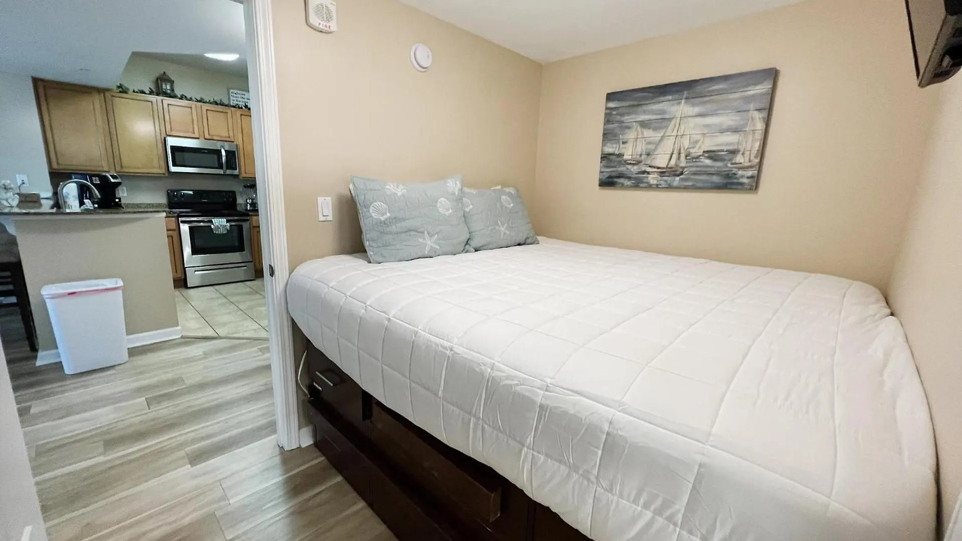 Palms #1813 Jr. 2br *