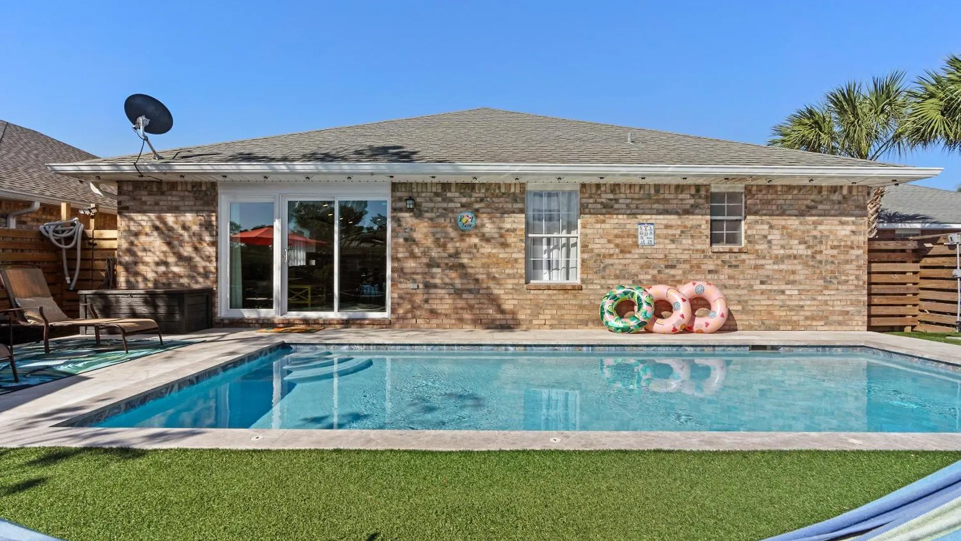 Luxurious House, Private Heated Pool, Dedicated Office, Mins Walk To & Shops