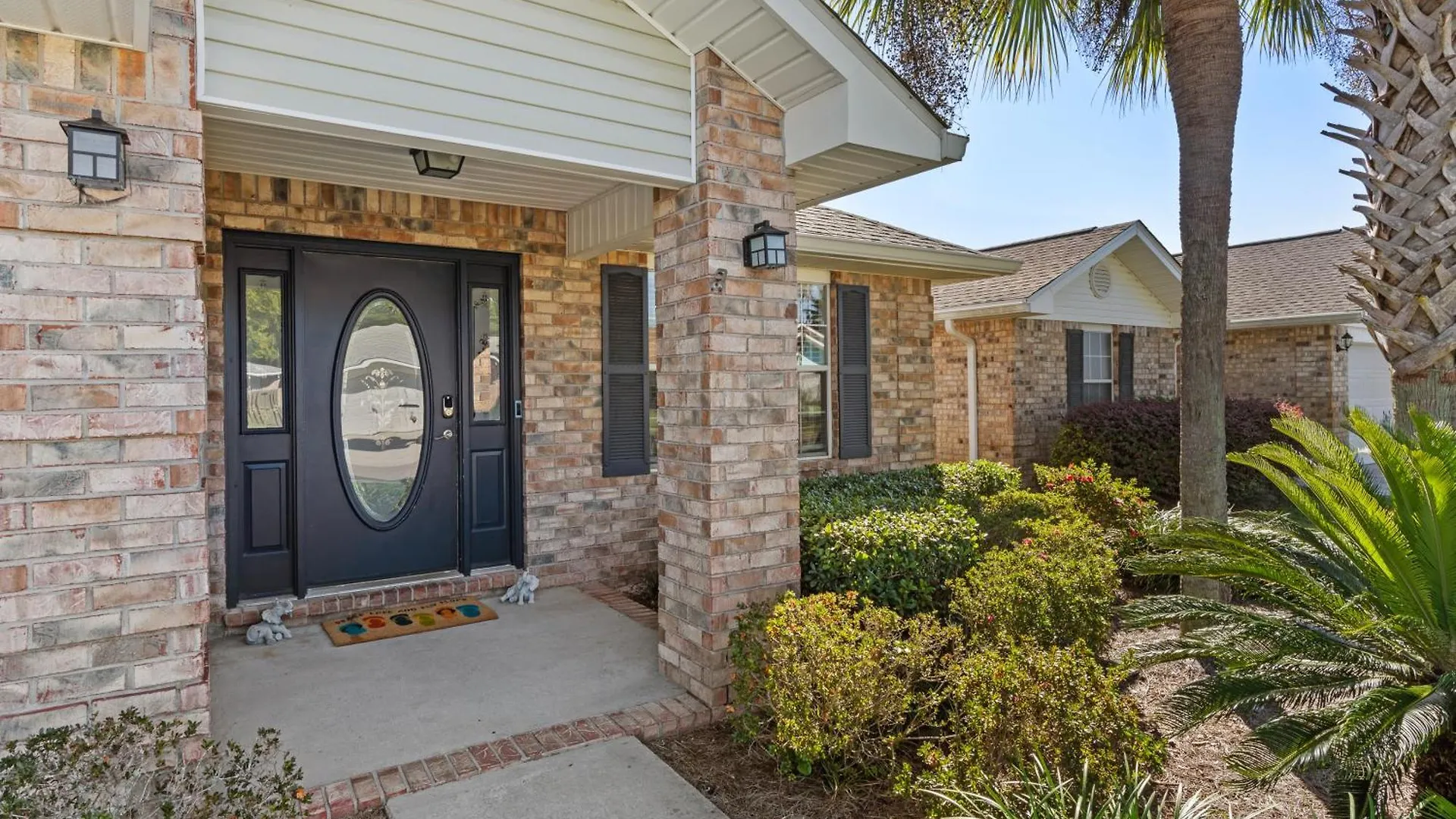 Luxurious House, Private Heated Pool, Dedicated Office, Mins Walk To & Shops
