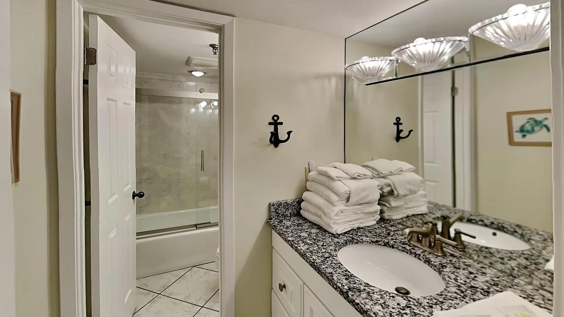 Breakers East #606 Apartman