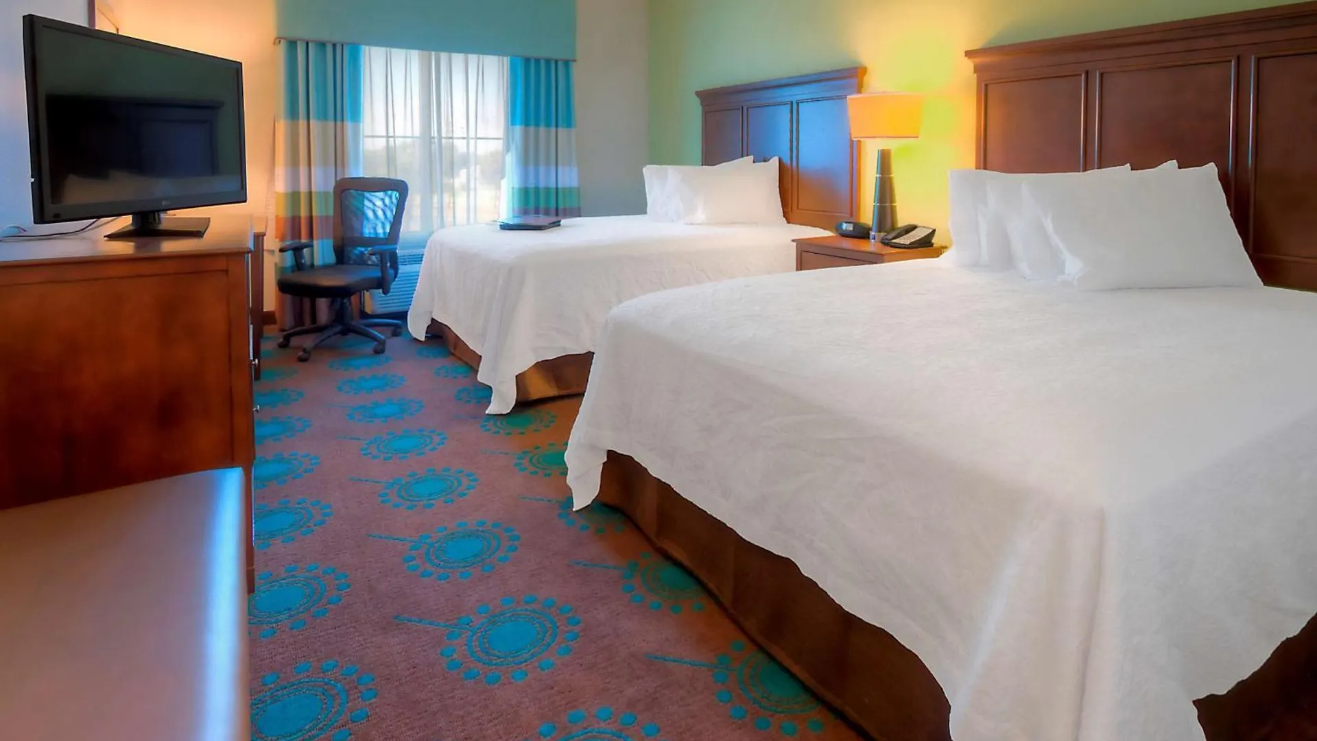 Hampton & Hotel