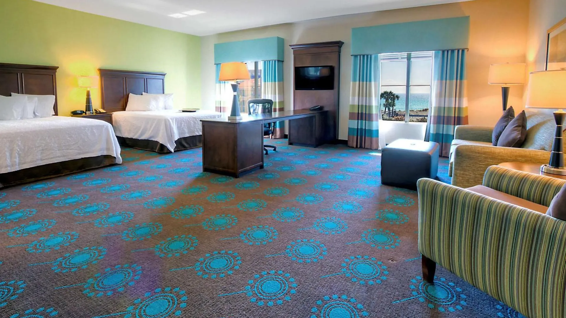 Hampton & Hotel