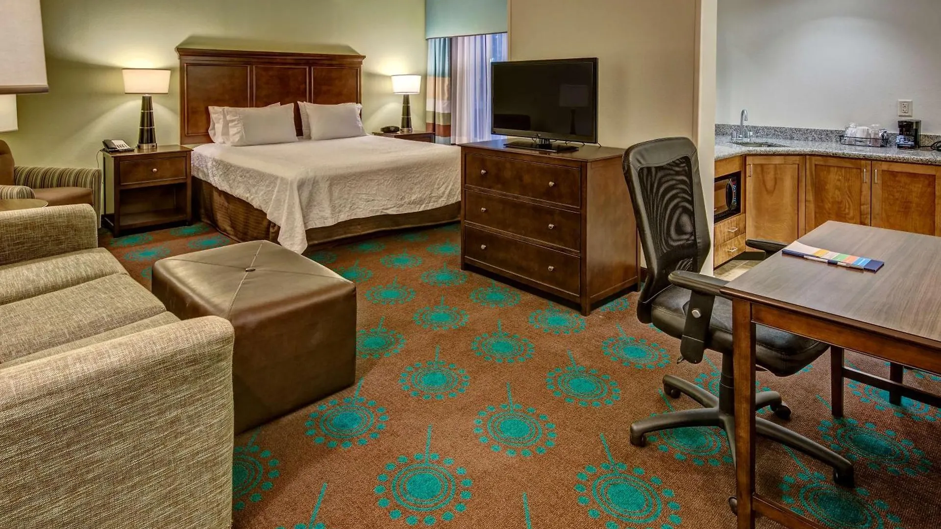 Hampton & Hotel