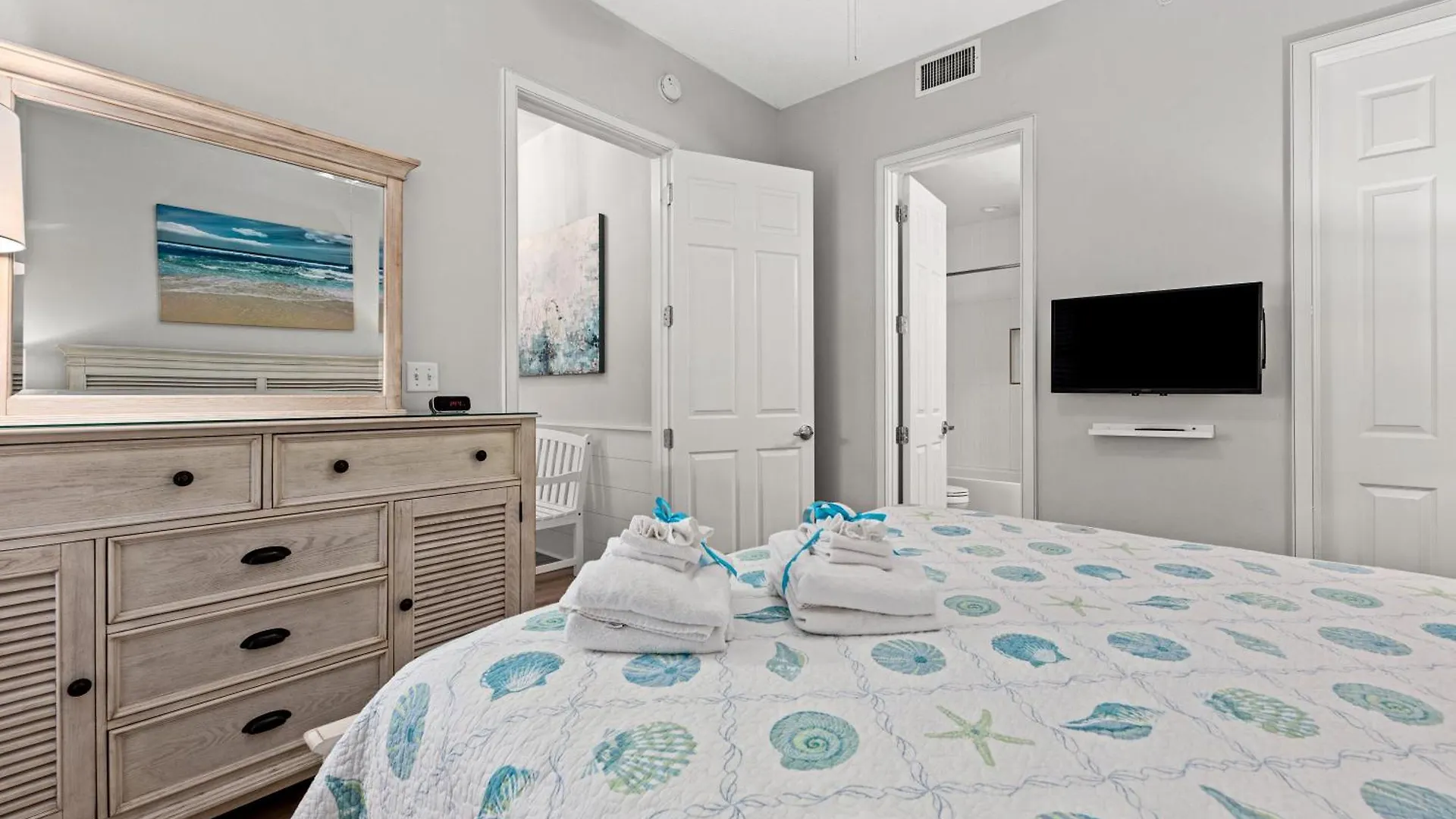 Newly Renovated! Breathtaking Views! Fourth Floor! Pools! Grill! Chairs * Destin