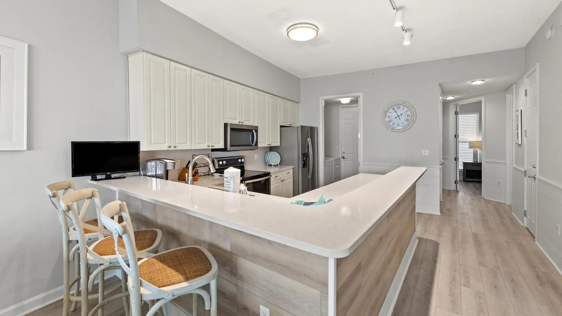 Newly Renovated! Breathtaking Views! Fourth Floor! Pools! Grill! Chairs * Destin