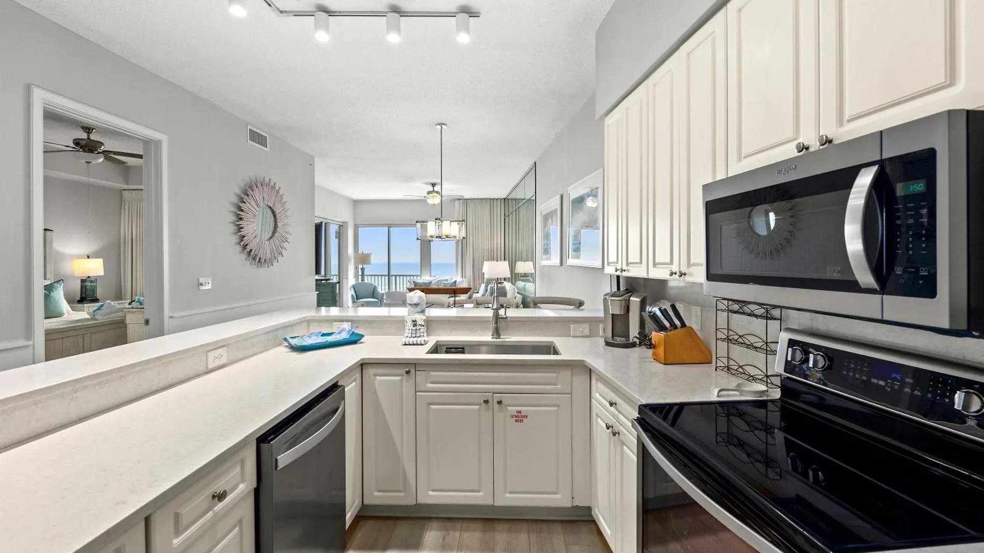 Newly Renovated! Breathtaking Views! Fourth Floor! Pools! Grill! Chairs Holiday home Destin