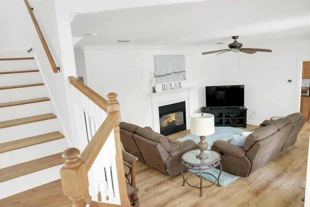 Large House 4 Bedroom 3.5 Ba 130 To Pool Holiday home *
