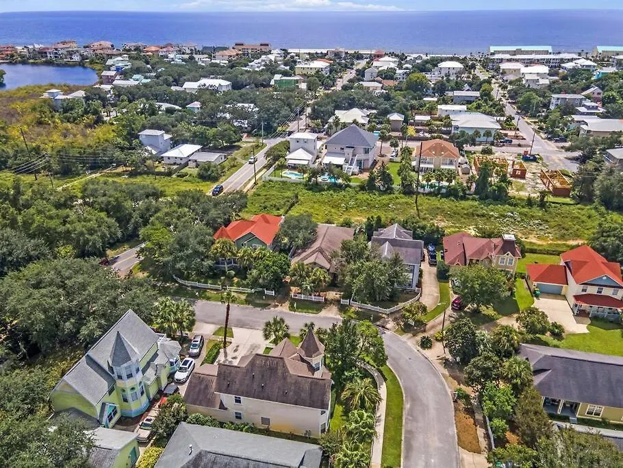 Large House 4 Bedroom 3.5 Ba 130 To Pool Holiday home Destin