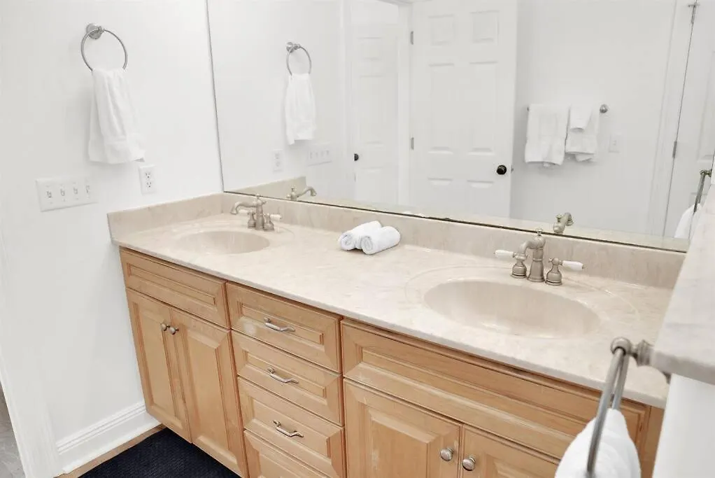 Large House 4 Bedroom 3.5 Ba 130 To Pool Holiday home Destin