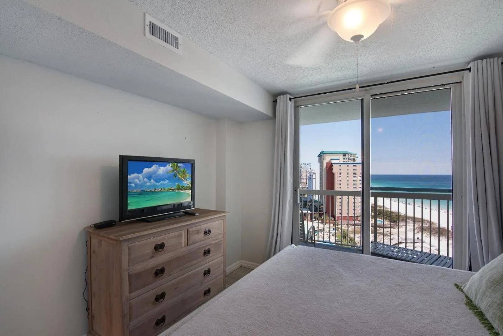 Pelican 1518 By Pelican Management Destin