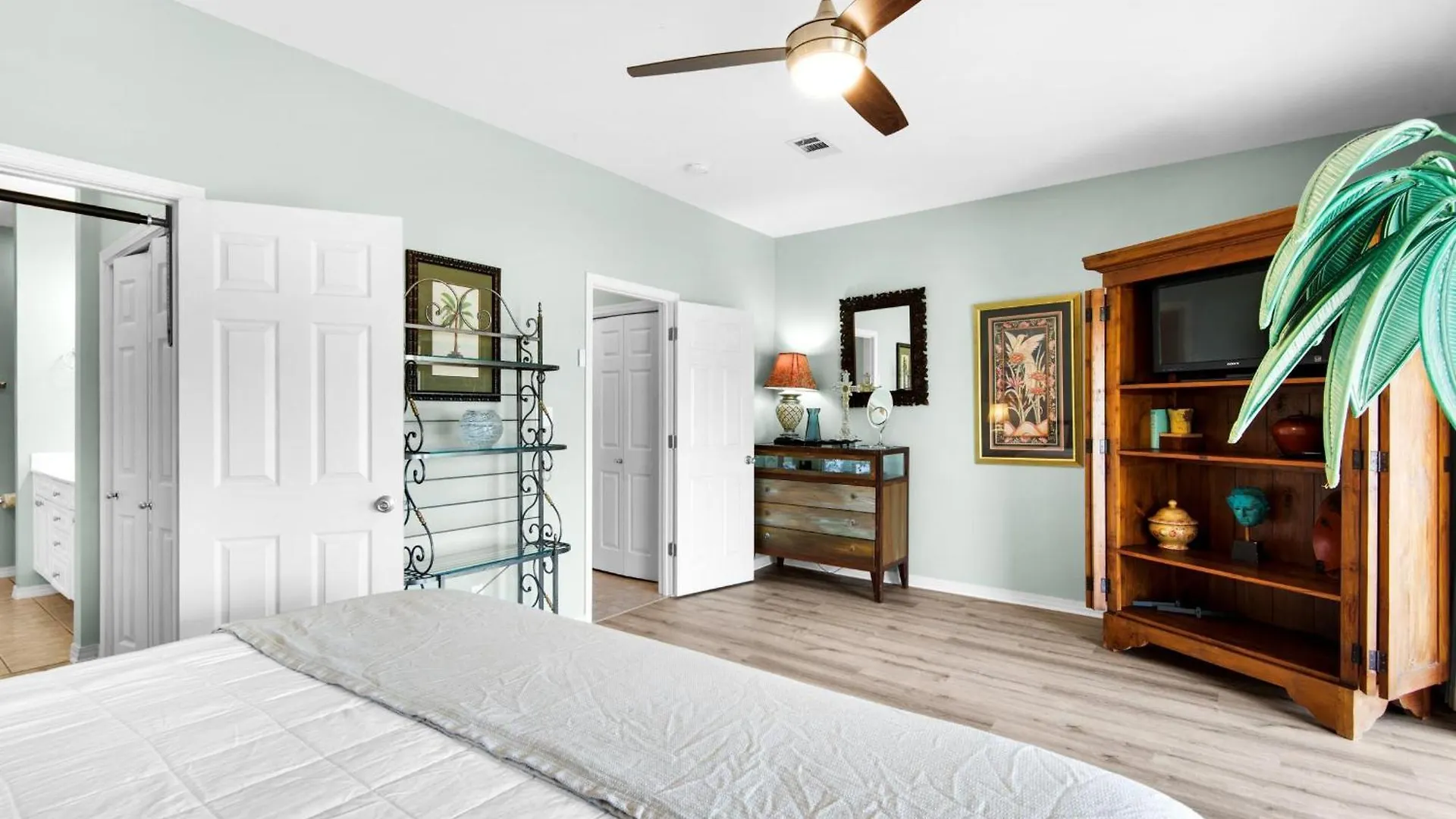 Apartment Spyglass #103