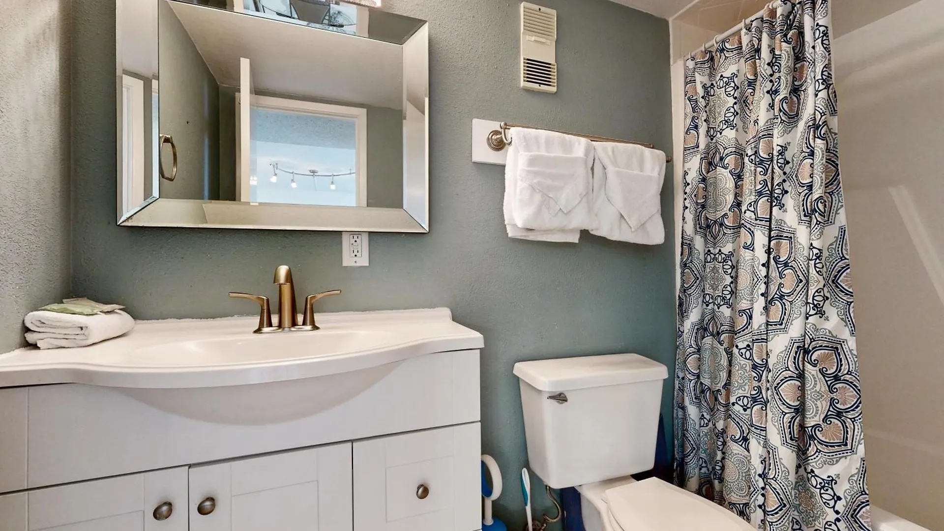 Apartment Dolphin Point #406a *