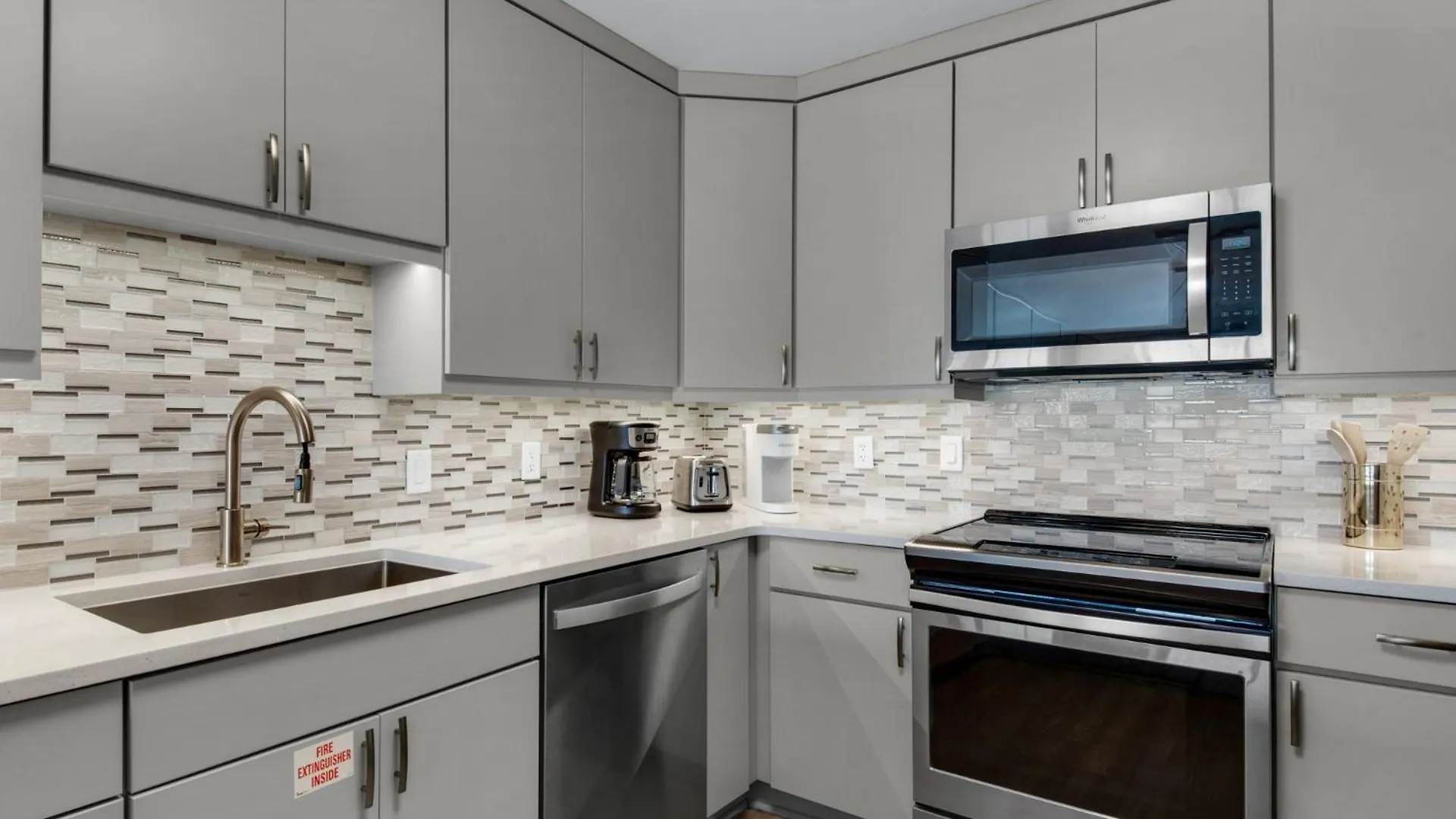Apartment House 202b By Newman-dailey