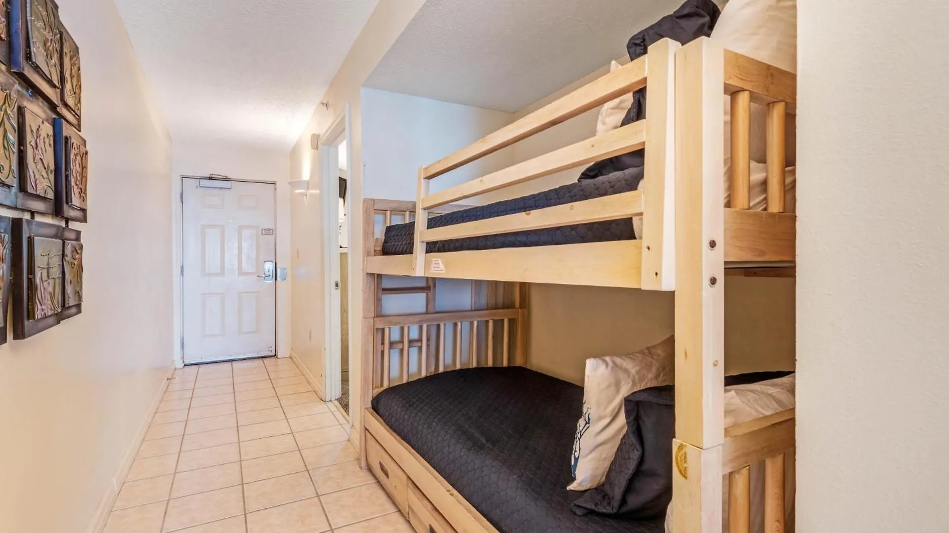 Pelican Pointe Apartment *