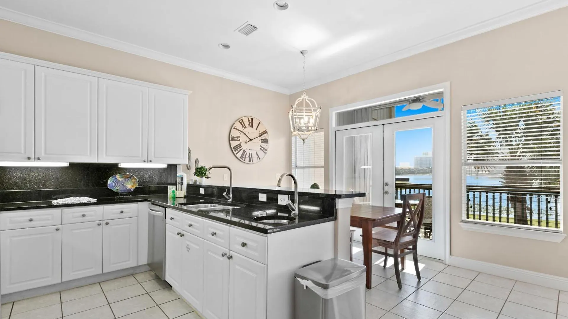 Seascape Lakefront Holiday home *