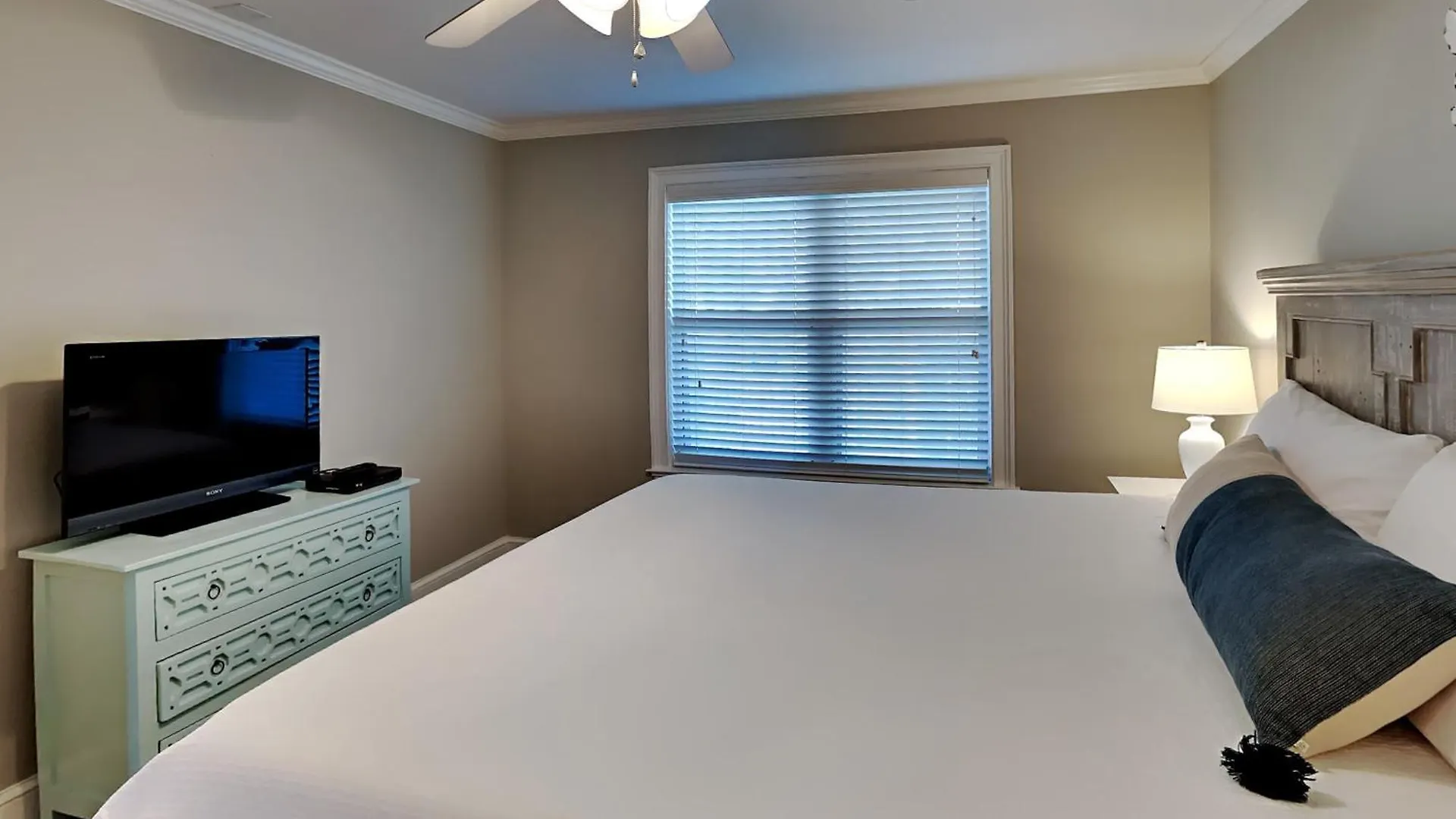 Beautiful In With Outdoor Swimming Pool And 3 Bedrooms
