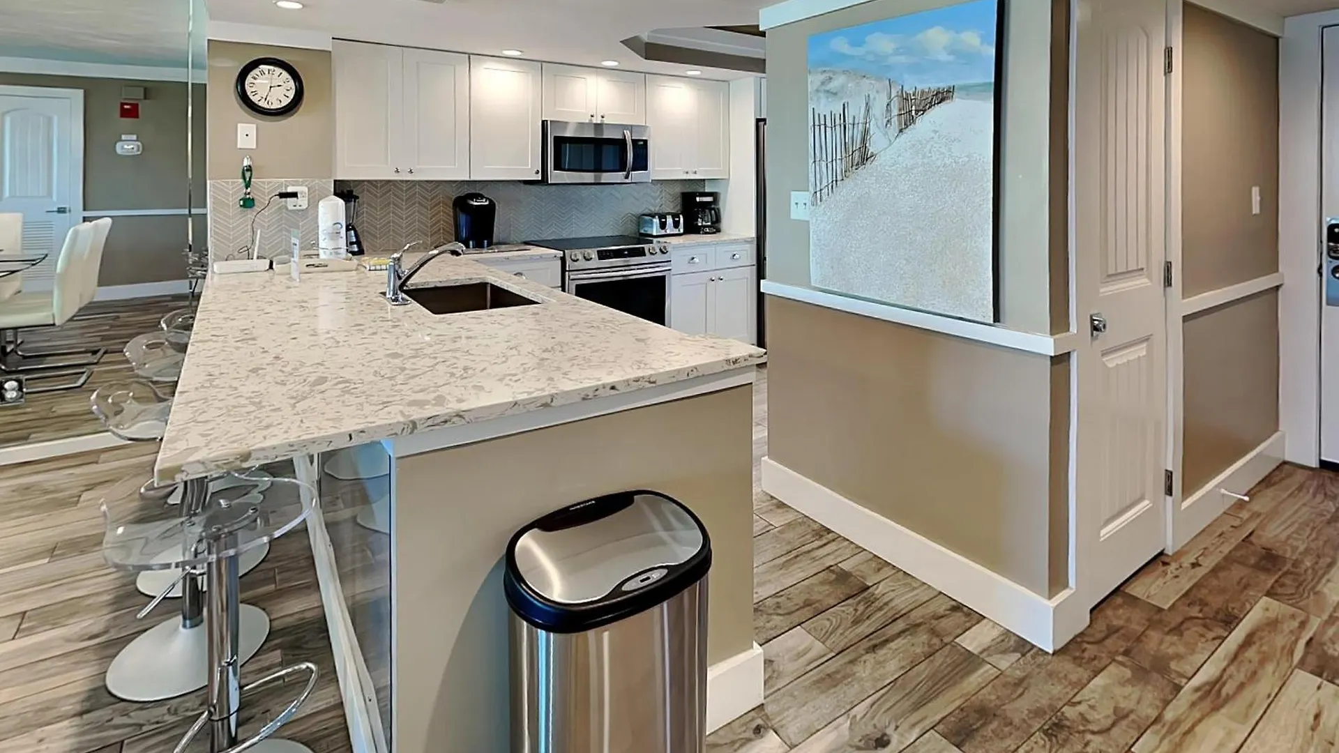 Edgewater 810 Apartment