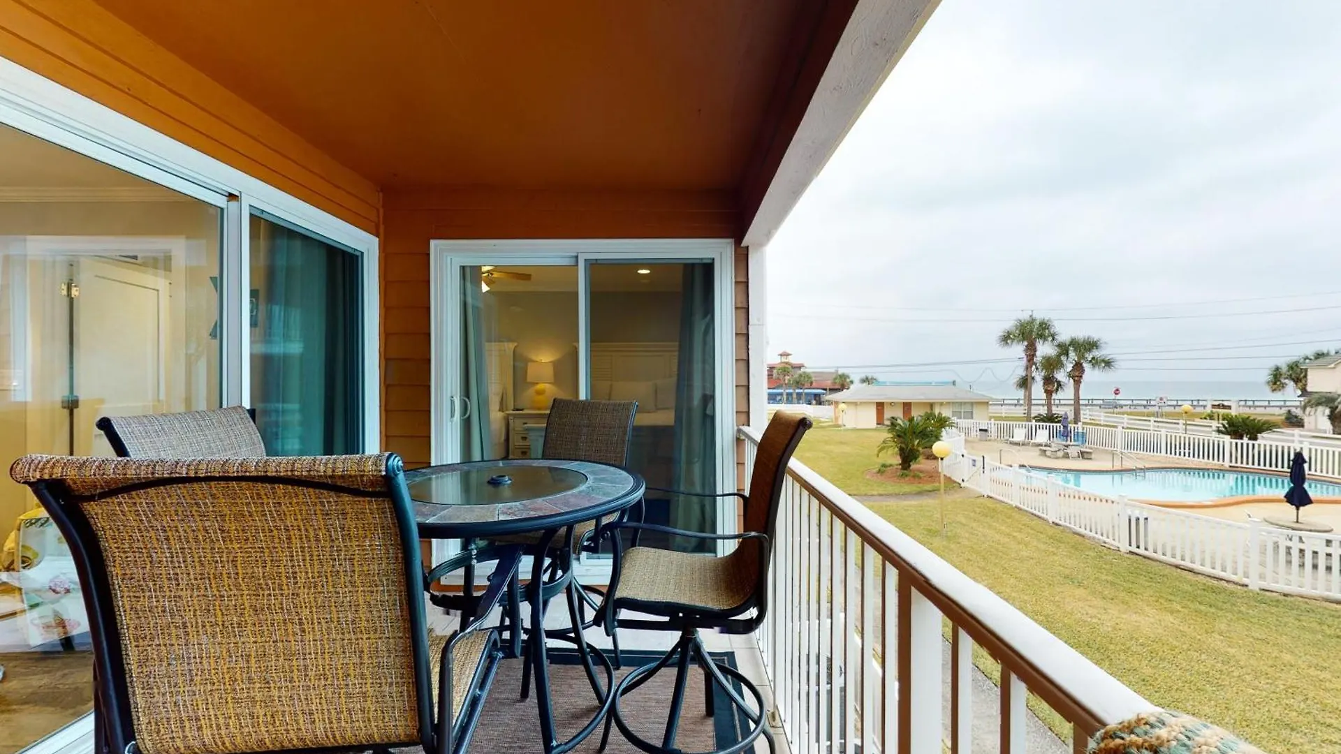Tradewinds Apartment *