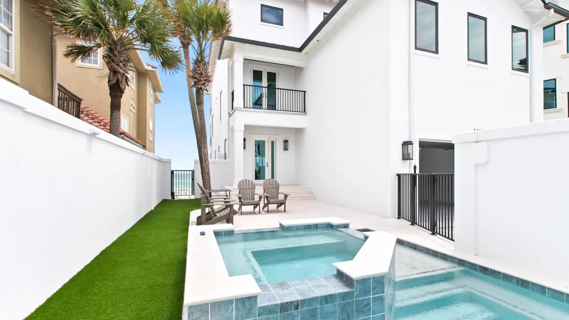 Queen Of Crystal Shores Luxury Beachfront Retreat Holiday home