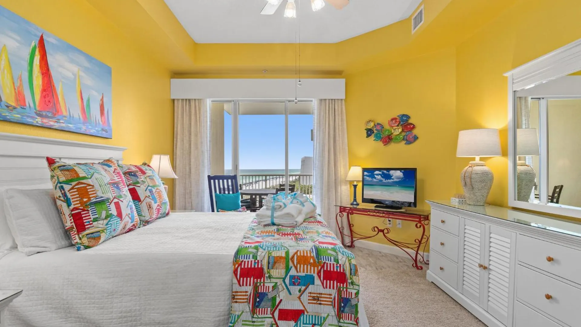 Beachfront Luxury 2bd 2ba With Balcony! Sleeps 6! Holiday home