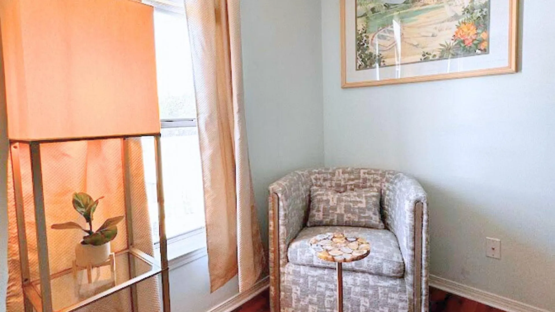 Renovated House, 1 Minute Walk To Miramar Holiday home *