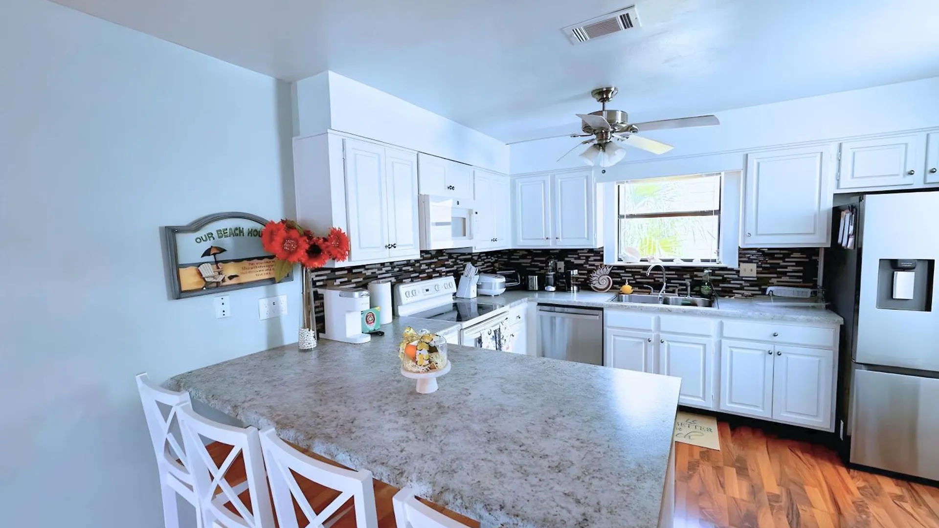 Renovated House, 1 Minute Walk To Miramar Holiday home