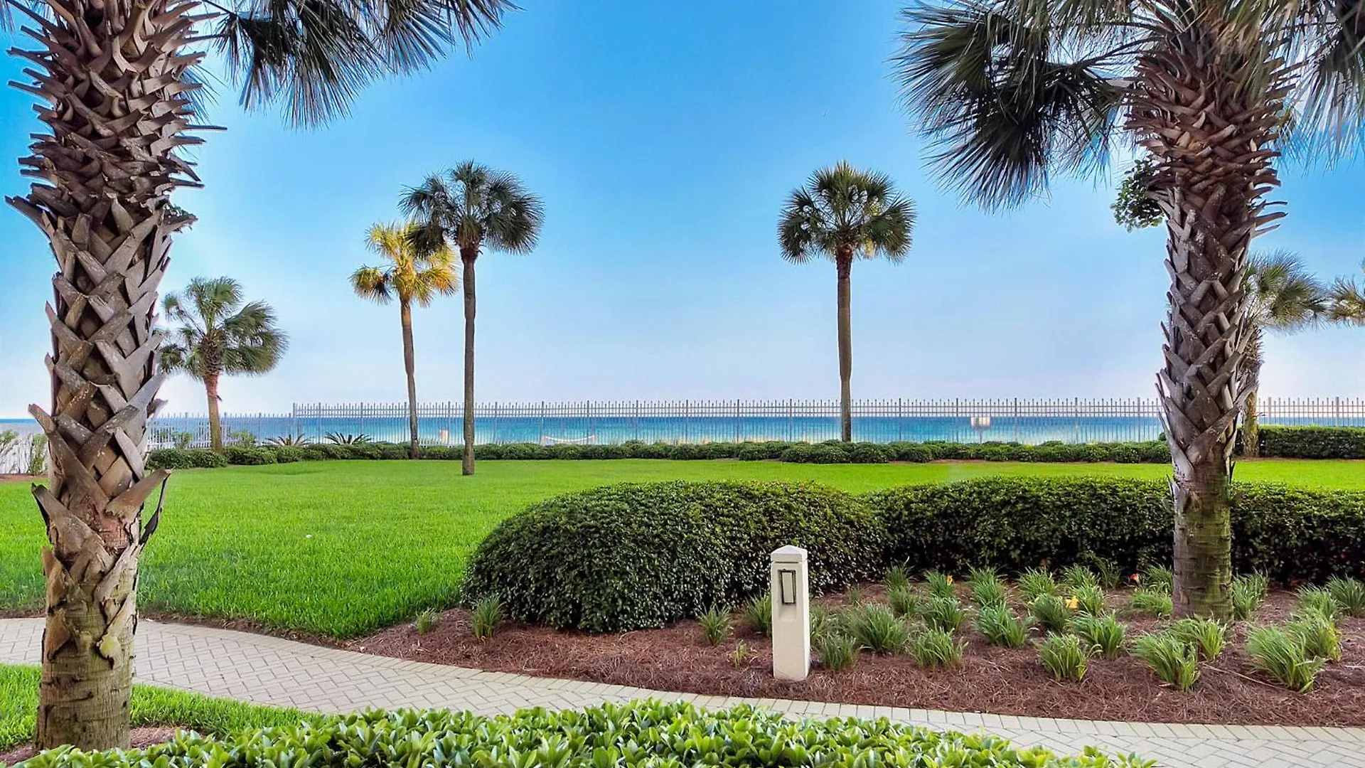 Beautiful Spacious Penthouse 2 Story Front Sleeps 12! *