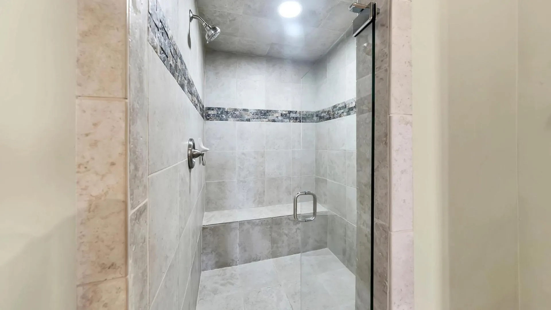 Beautiful Spacious Penthouse 2 Story Front Sleeps 12! Holiday home