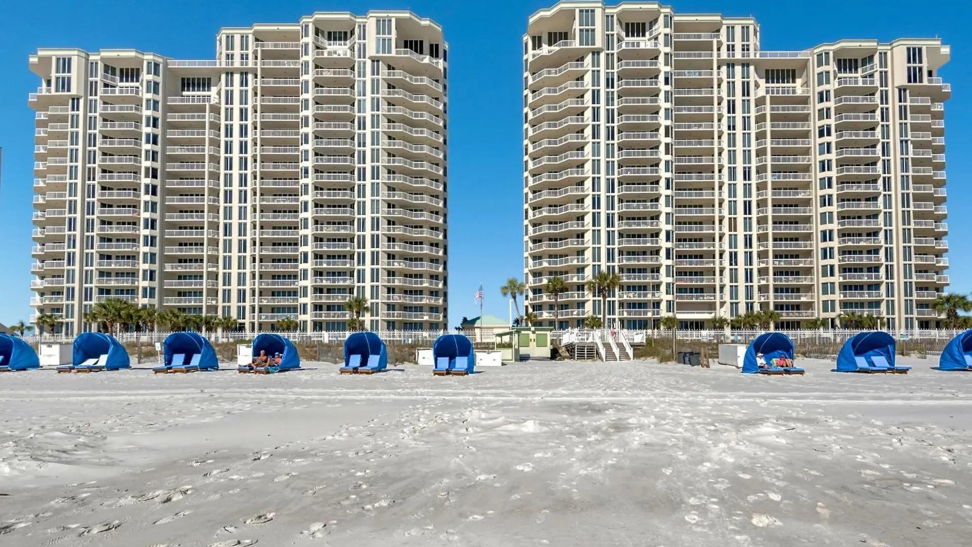 Beautiful Spacious Penthouse 2 Story Front Sleeps 12! Holiday home *