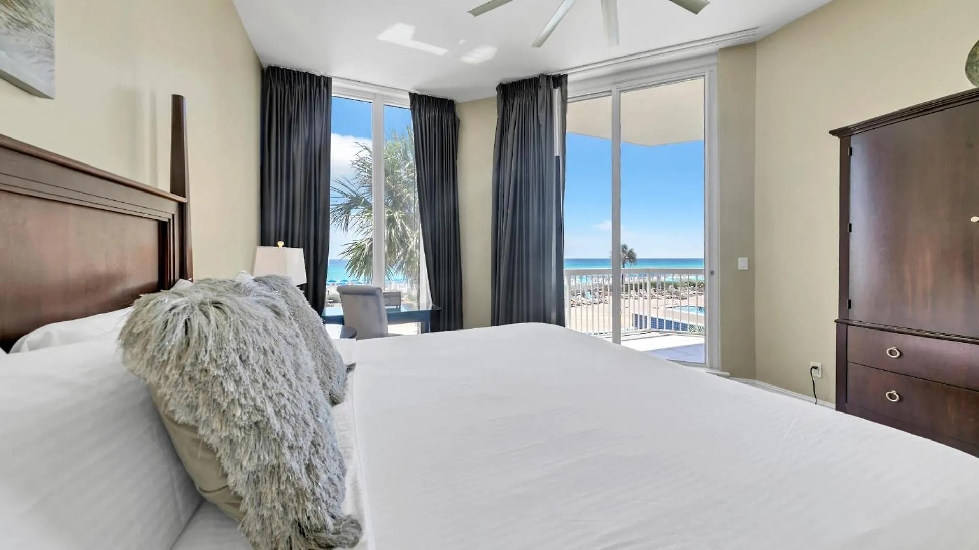 Beautiful Spacious Penthouse 2 Story Front Sleeps 12! Destin