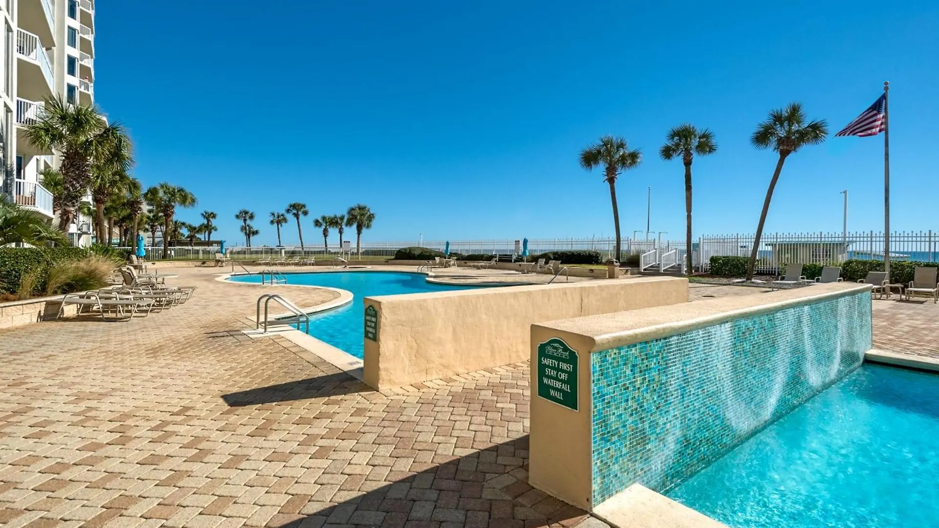 Beautiful Spacious Penthouse 2 Story Front Sleeps 12! Holiday home