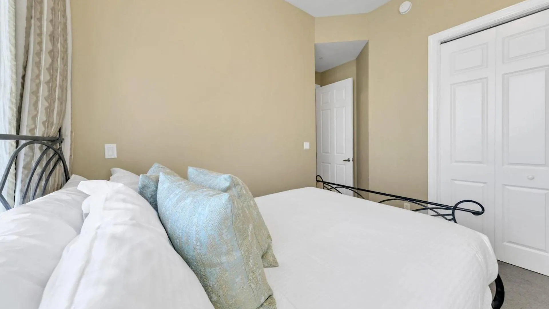 Holiday home Beautiful Spacious Penthouse 2 Story Front Sleeps 12! *