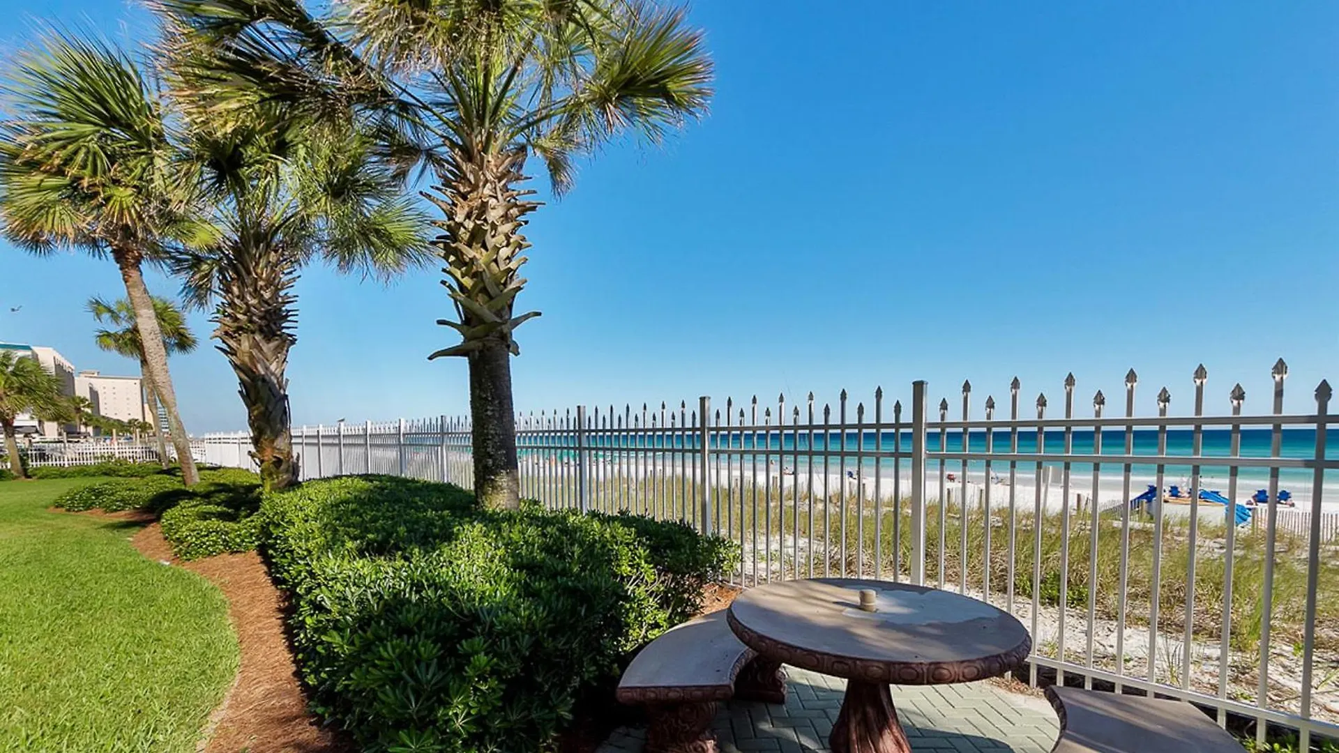 Beautiful Spacious Penthouse 2 Story Front Sleeps 12! Destin
