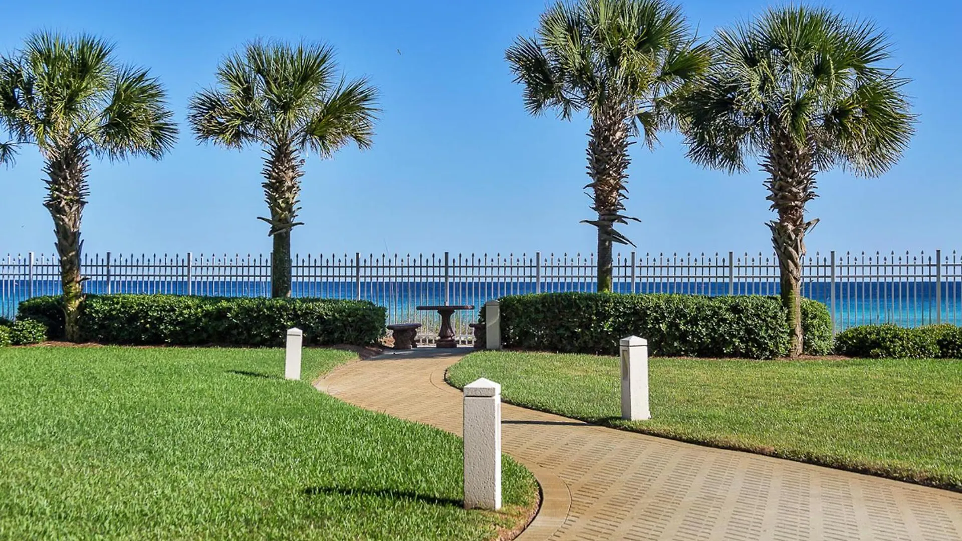 Beautiful Spacious Penthouse 2 Story Front Sleeps 12! Holiday home *