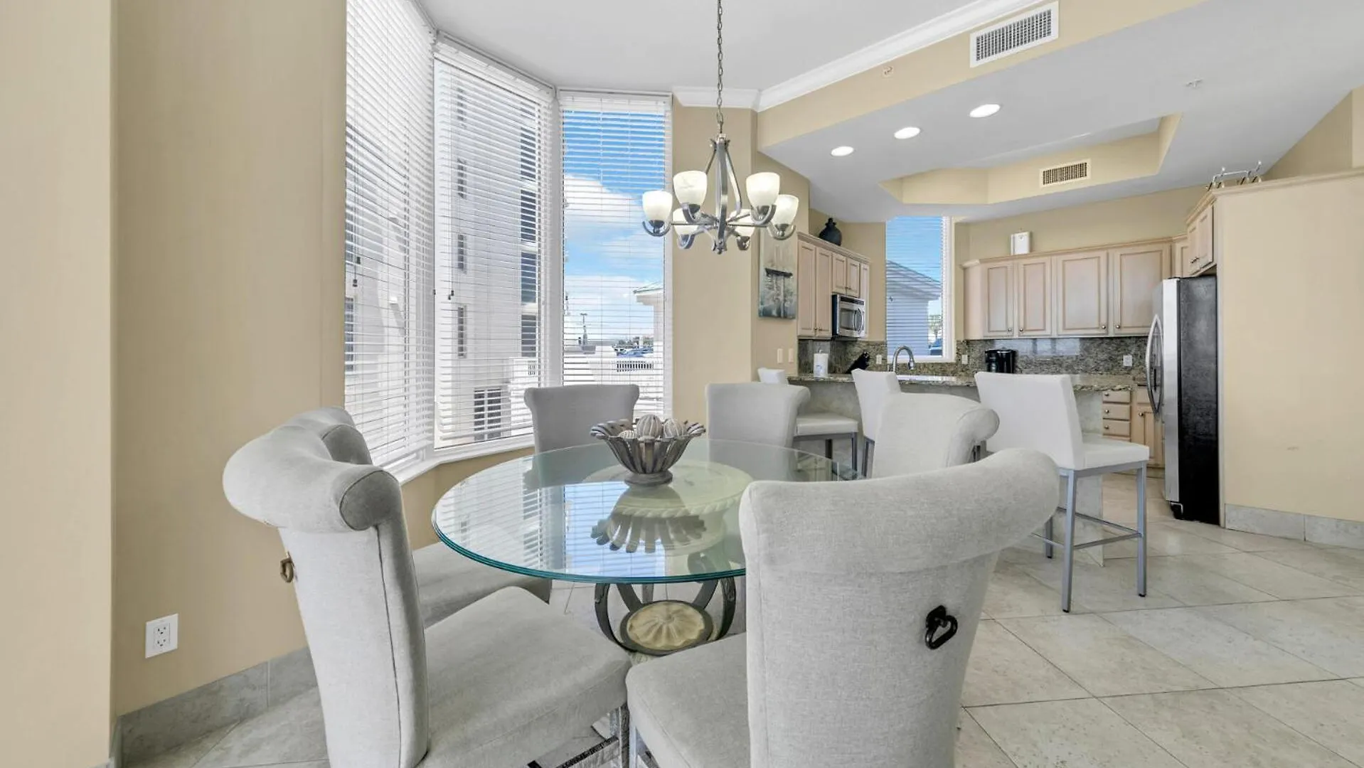 Beautiful Spacious Penthouse 2 Story Front Sleeps 12! Holiday home Destin