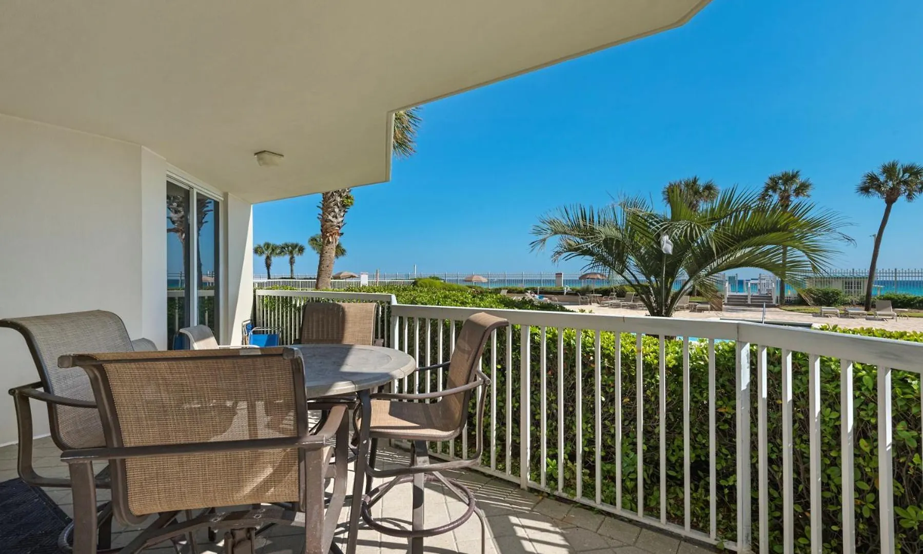 Beautiful Spacious Penthouse 2 Story Front Sleeps 12! Holiday home